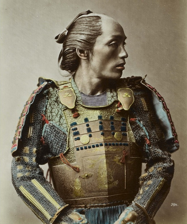 身着甲胄的武士侧面肖像