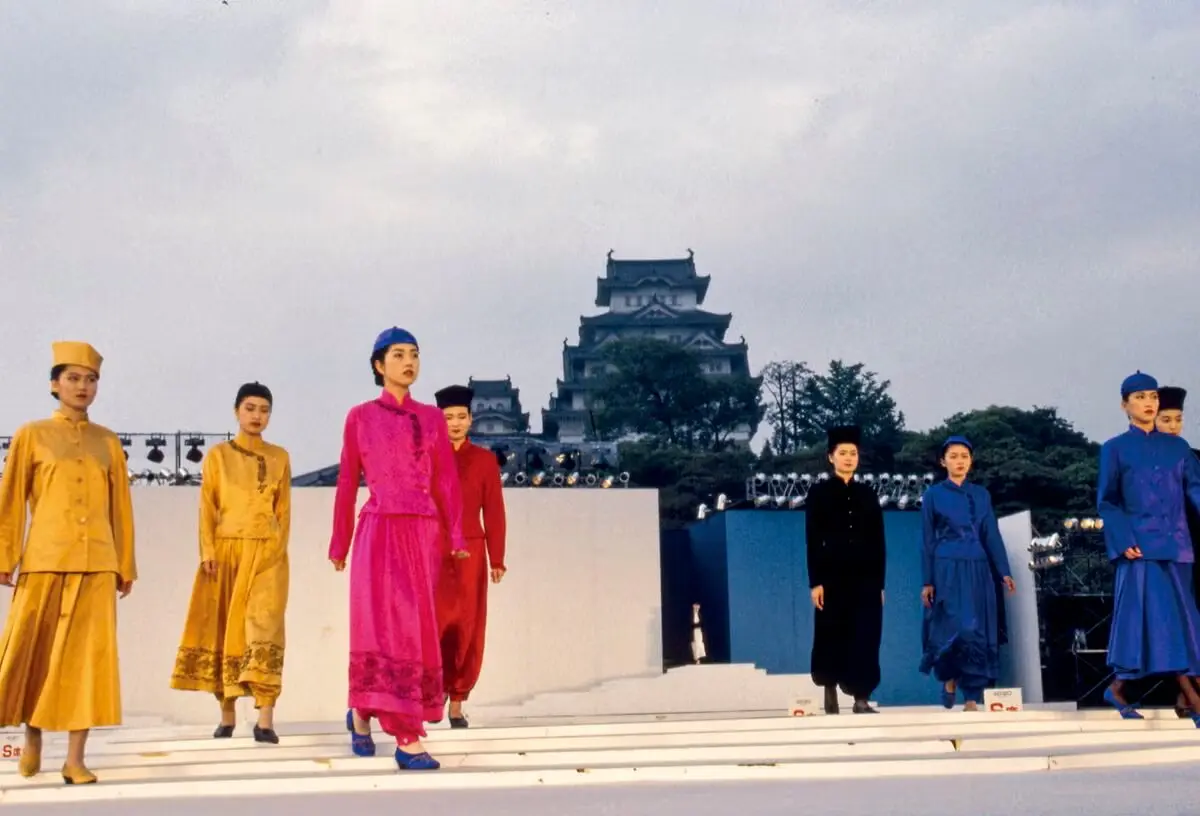 1989年在日本故乡姬路城下的时装秀，高田贤三的设计：中国风系列