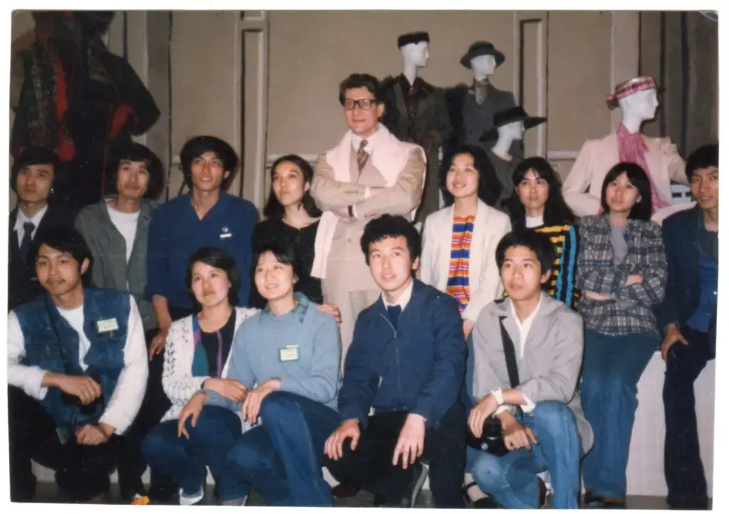 伊夫·圣罗兰与协助展览的学生合影