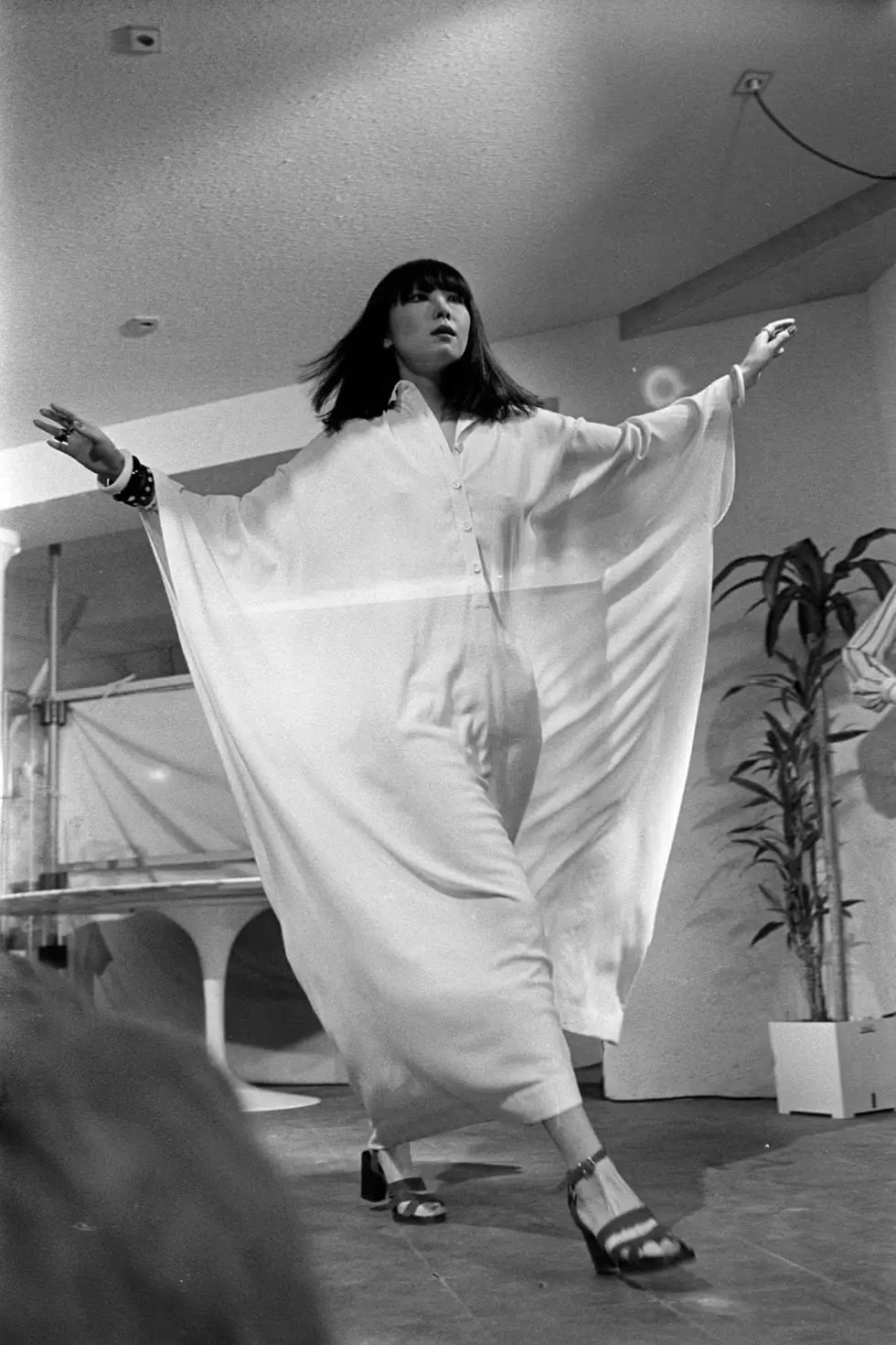 1974年春夏巴黎时装周。山口小夜子