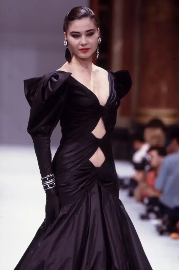 森英惠于1988-89年秋冬巴黎高定时装周的服装设计