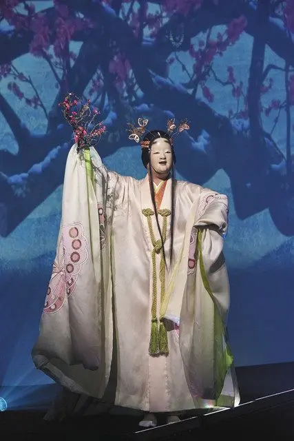 森英惠设计的能剧舞台服装:蝴蝶精