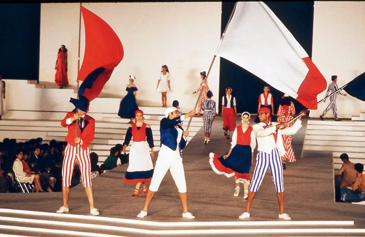 1989年在日本故乡姬路城下的时装秀，高田贤三使用法国国旗三色：革命系列