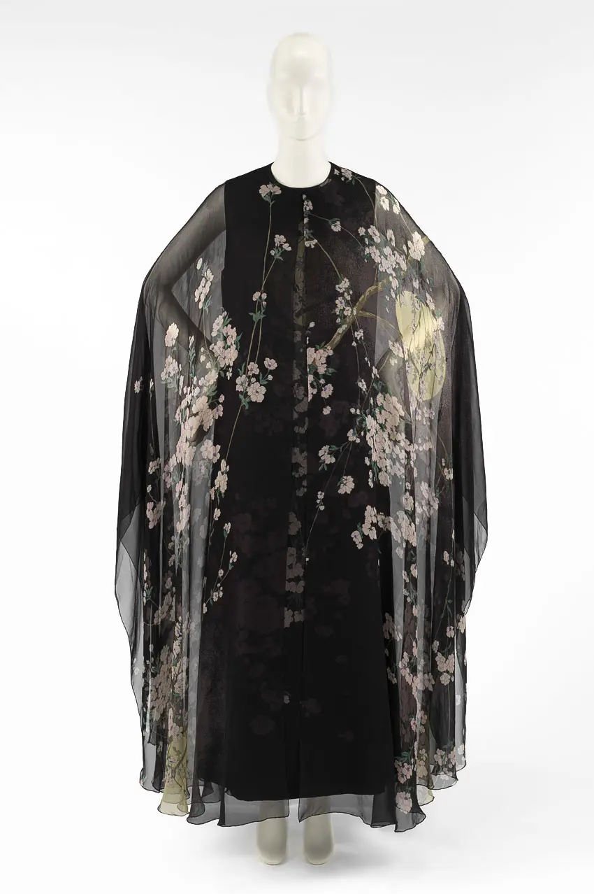 森英惠1974年服装设计的晚礼服套装。1996年由美国艺术收藏家 Mary Griggs Burke (玛丽·格里格斯·伯克)捐赠给纽约大都会艺术博物馆