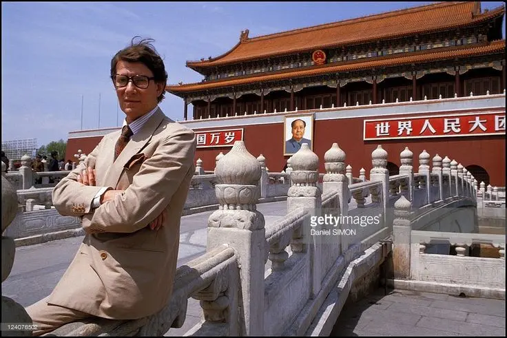 1985年圣罗兰访问中国出席“伊夫·圣罗兰 25 周年作品回顾展”