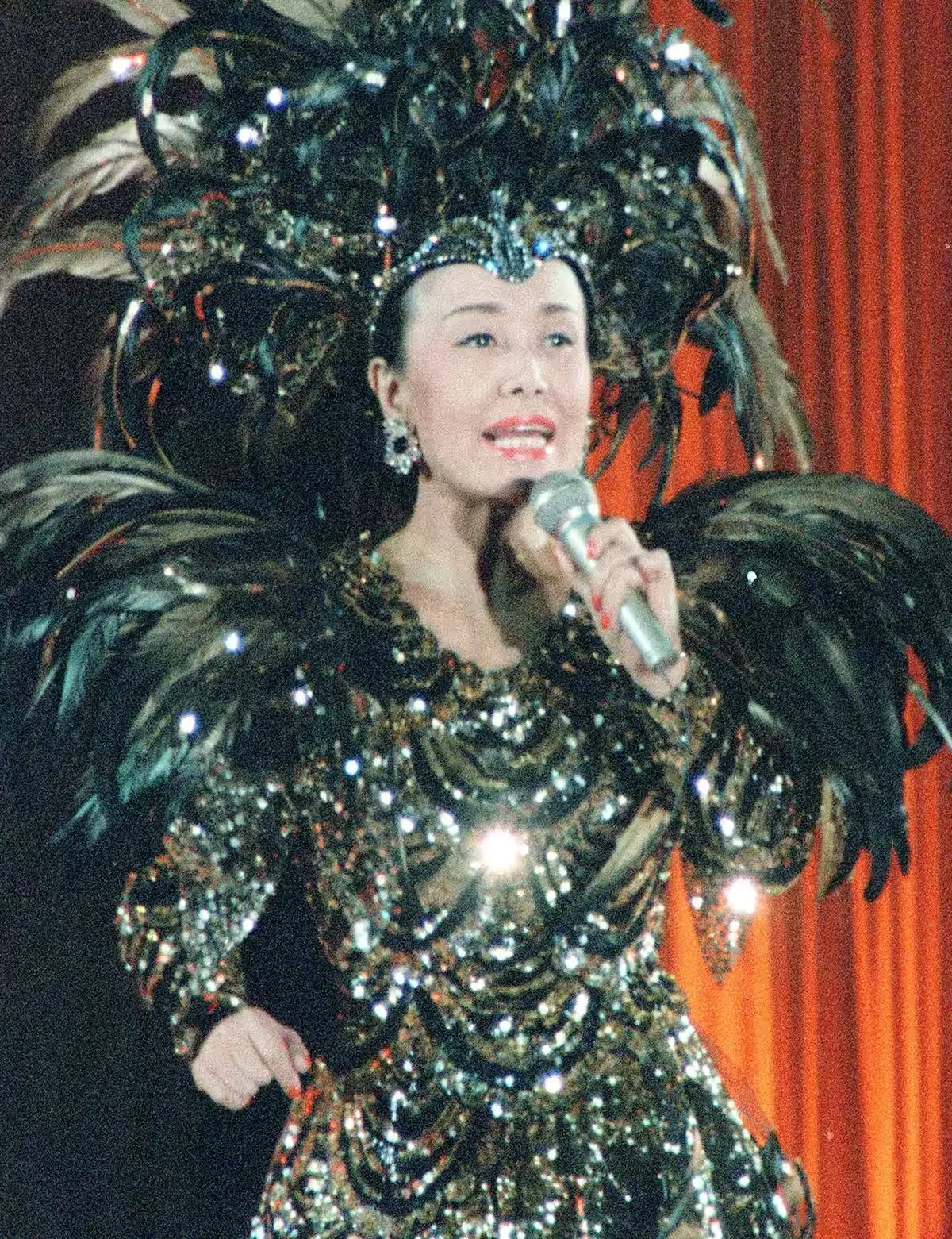 1988年森英惠为美空云雀设计的舞台服“不死鸟”