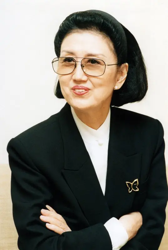 日本著名时装设计师森英惠